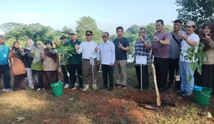 Pemkot dan UIII Kolaborasi Jaga Kelestarian Alam, Walikota Depok Supian Suri Tabur Benih Ikan Tawes di Situ Pengarengan Hingga Tanam Pohon