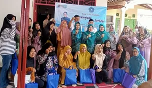 Cing Ikah Bagi Sembako Rakyat di Limo Depok