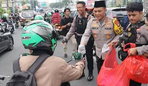 Kapolres Metro Depok Bagikan 2000 Takjil di Jalan Margonda, Yuk Intip Keseruannya!