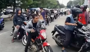 Penunggak Pajak Kendaraan di Depok Tumpah Ruah, Rela Antre Berjam-jam