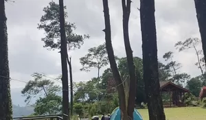 Piknik hingga Camping Murah Meriah dengan Panorama Gunung Ciremai yang Tiket Masuknya Cuma Rp 5 Ribu Aja!