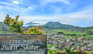 Camping di Bukit Skoter Ini Bikin Susah Move On! Sajikan Pemandangan Alam Unreal Banget