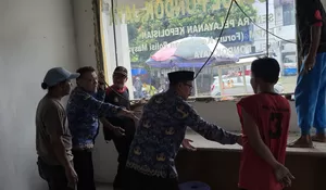 Mengintip Kegiatan Lurah Pondokjaya Depok : Turun Tangan Renovasi Kantor Pospol