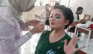 Semarak Hardiknas 2025 di SMKN 2 Depok : Warna Warni Rias Wajah, Lenggak Lenggok bak Model