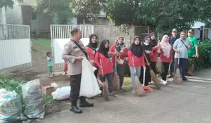 Tengok Kekompakan Jumat Bersih di Kelurahan Cinangka : Jalan Dibikin Resik, Kali pun Kena Garap