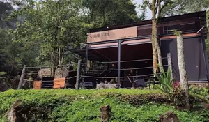 Hidden Gem Coffee Shop Baru Tengah Hutan yang Syahdu di The Batu Layang Puncak!