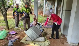 Rawan Disalahgunakan, Kecamatan Beji Gerak Cepat! Kolong Tugu Selamat Datang Ditertibkan, Kurangi Pemicu Tempat Tinggal Para Tunawisma