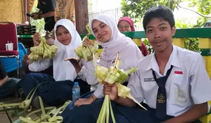 Kontribusi Pelajar di Lebaran Depok : SMPN 13 Depok Borong Juara Nganyam Ketupat