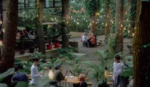 Syahdunya Nongkrong Sambil Healing di Aranya Coffee and Forest dengan Suasana Asri Dikelilingi Hutan Pinus!