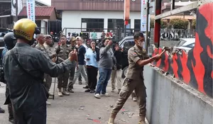 Operasi Berantas Jaya : Posko Ormas di Depok Dihancurkan Pakai Palu Godam, 34 Bendera Diberedel
