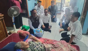 Nenek Asmih Tersenyum Manis dapat Kunjungan Camat Bojongsari dan Lurah Pondok Petir, GPS Beri Bantuan Sembako 