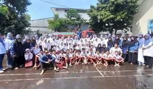 Keseruan Pengumuman Kelulusan di SDN Tapos 2 Kota Depok: Ajak 1 Unit Damkar, 40 Siswa Terhipnotis Water Party