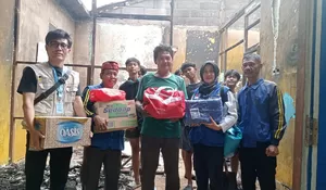 Intip Pemberian Bantuan ke Rumah Terbakar Warga Kelurahan Serua : Menghibur Hati yang Porak Poranda Akibat si Jago Merah 