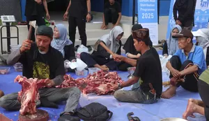 SMPN 34 Depok Bagikan 342 Paket Daging Kurban : Ajarkan Siswa Peduli Kasih pada Sesama