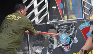 Tegas! Lapak PKL dan Markas Ormas di Cibinong Dibongkar Satpol PP Bogor