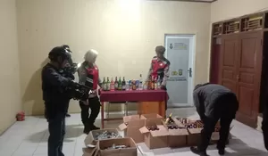 Polsek Tajurhalang Sita 210 Botol Miras dari Toko Jamu