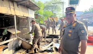 Satpol PP Depok Babat Puluhan Bangunan Liar di Jalan Cipayung dan Pitara, Puluhan Bangli Dirobohkan