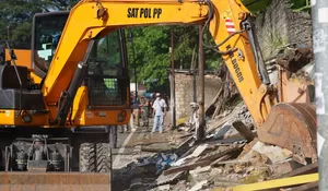 Satpol PP Bogor Beraksi : Depot Miras hingga Lapak PKL di Lampu Merah Gadog Dibongkar