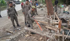 Tegas! Satpol PP Bersihkan PKL di Bukit Hambalang Bogor