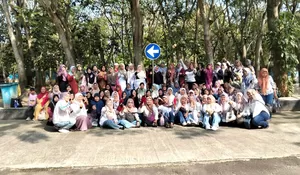 Genjot Semangat Ikut Posbindu, 80 Lansia RW14 Pancoranmas Depok Diajak Rekreasi ke Situ Cogrek Bogor