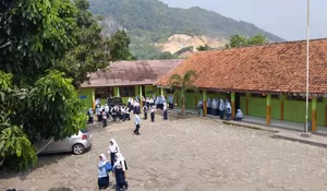 Bertahun! Siswa SMPN 1 Ciampea Bogor Hirup Asap Beracun : Pembakaran Tambang Kapur