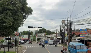 Lampu Lalu Lintas Simpang Bojongsari Depok Padam : Pengendara Khawatirkan Keselamatan dan Kemacetan