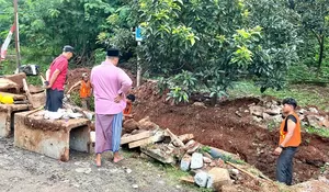 RW20 Kelurahan Pancoranmas Depok Keruk Drainase di Dua Titik untuk Kurangi Banjir, Simak Selengkapnya