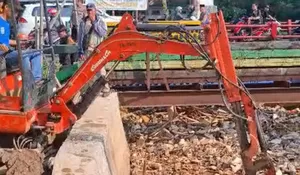 Tumpukan Sampah di Kali Pesanggrahan Jalan Raya Sawangan Depok Kini Diangkut, Begini Kata Camat