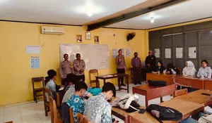 Polsek Bojongsari Depok Sikapi Demonstrasi Buruh di MPR/DPR RI : Imbau Pelajar di Wilayahnya, Kerahkan Anggota di Perbatasan