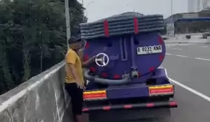 Jorok! Truk Tinja Kedapatan Buang Limbah ke Sungai Ciliwung Depok