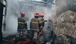 Gegara Obat Nyamuk Elektrik, Rumah di Kawasan Depok Lama Ludes Terbakar, Pemadaman Makan Waktu hingga Dua Jam Lebih