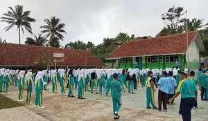 Perjuangan Siswa dan Guru SMPN 2 Leuwiliang : Akses Internet Sulit, Setiap Hari Jalan Kaki Demi Sekolah