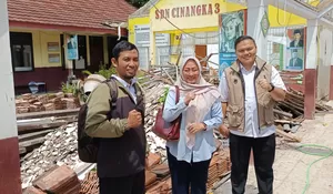 Wakil Ketua DPRD Kota Depok, Hj Yuni Indriany Percantik SDN Cinangka 3