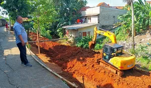 Turap Jalan Sriwijaya RT1/4 Kelurahan Kedaung Depok Kini Dibangun untuk Cegah Longsor, Pengerjaan Sudah Masuk 20 Persen
