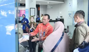 BRI KC Depok Berbagi Bingkisan ke Nasabah Bentuk Perayaan HPN 2025