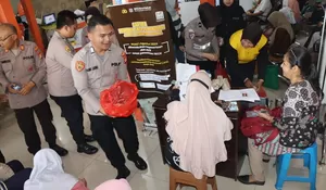 Polres Metro Depok Bagikan Nasi Bungkus kepada Pemohon SKCK 