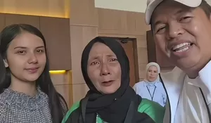 Dedi Mulyadi Bantu Ibu Nunung, Seorang Ojol Perempuan yang Berjuang Demi Pendidikan Anak-Anaknya