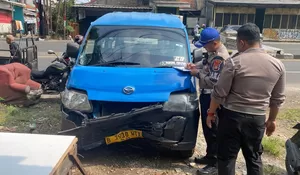 Angkot Hantam Dua Kendaraan di Jalan Bojongsari Raya Depok : Korban Luka Parah, Mobil Ringsek