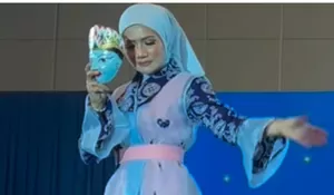 Tampil Anggun dengan Batik Gong Si Bolong, Wakil Ketua DPRD Kota Depok Yeti Wulandari Juara I Fashion Show DeFF 2025