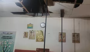 Miris! Plafon Kelas SDN Pengasinan 3 Disanggah Tongkat, Ajukan Perbaikan Belum Ditanggapi Pemkot