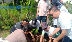 Aksi Nyata Cinta Lingkungan Lewat Penghijauan, Pondok Petir Depok Tanam Bibit Alpukat di Taman Kelurahan RW14