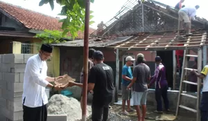 Rumah Rusak Milik Lansia di Kelurahan Pengasinan Depok Mulai Diperbaiki, Lurah Tak Ingin Tunggu Program Renovasi RTLH yang Makan Waktu Hingga Setahun