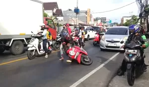 Oli Tumpah Sebabkan Kecelakaan Massal di Jalan Sawangan Raya Depok, 10 Pemotor Terjatuh hingga Alami Luka-luka