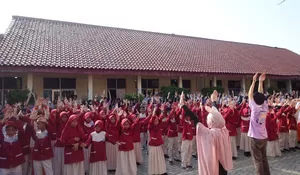 FKM UI Laksanakan Bakti Sosial ke Empat SDN di Depok, Tumbuhkan Semangat Kepedulian Sosial bersama Mahasiswa Baru 