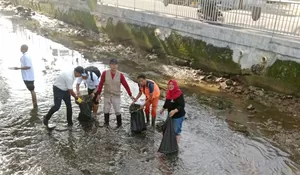 Mengintip Pembersihan Kali di Taman Secawan Depok : Lurah Elin Turun Tangan, Jaga Keasrian