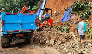 DPUPR Kota Depok Gercep Tangani Longsor 10 Meter di Pesona Khayangan, Kadis : Penanganan yang Dilakukan Saat Ini Fokus Langkah Darurat