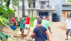 RW3 Kelurahan Bedahan Depok Gotong Royong Lebarkan Persimpangan, Warga Urunan hingga Terkumpul Rp10 Juta untuk Cor Jalan