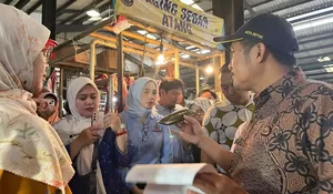 Sidak Harga Bahan Pokok Jelang Nataru di Pasar Sukatani, Wakil Walikota Depok Chandra Rahmansyah Larang Penjualan Lontong Plastik