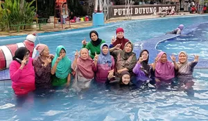Jaga Kebugaran, Puluhan Murid Sekolah Lansia Pasir Putih Aku Cinta Ibu Depok Ikuti Outing Class Renang