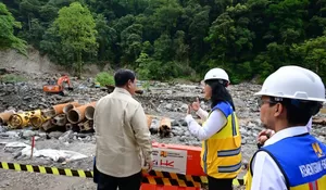 Presiden Prabowo Melakukan Peninjauan Perbaikan Jalan Lembah Anai di Tanah Datar Sumbar